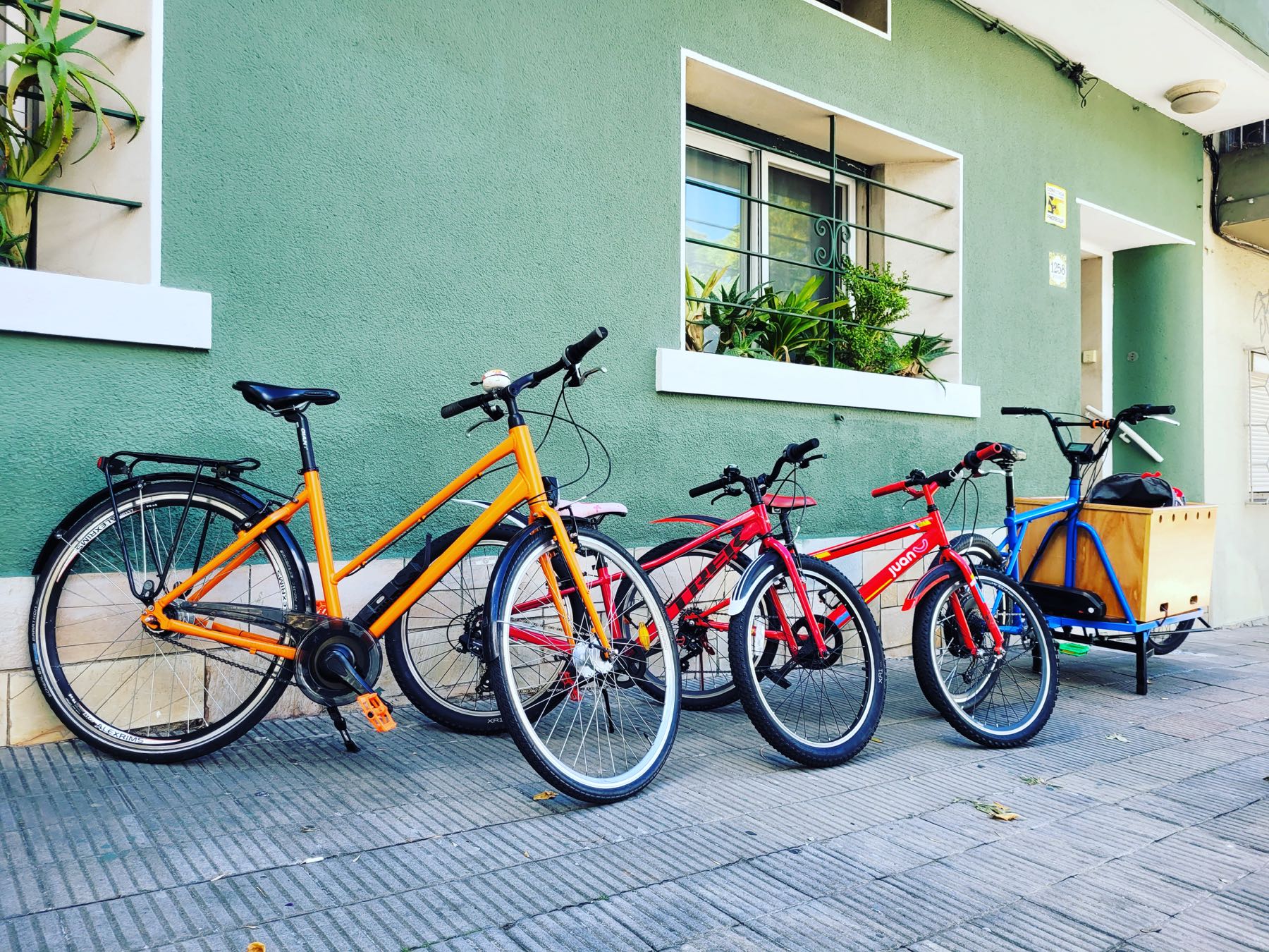Las bicicletas de la familia apoyadas contra una pared, en Montevideo.
