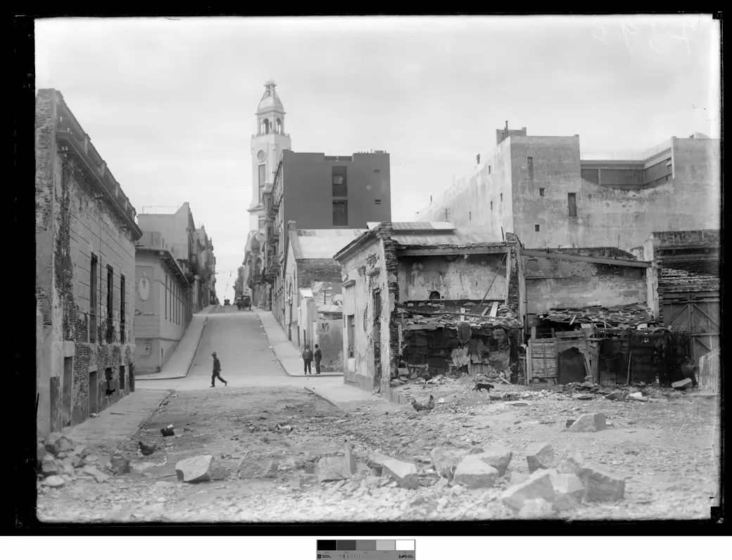 Foto histórica, 1929: la calle Misiones y Recinto durante la demolición del Bajo, con edificios a medio derribar y escombros en la calzada.