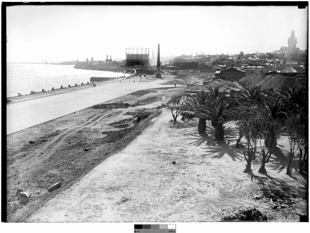 Foto histórica, 1928–1935: obras de construcción de la Rambla Sur a la altura de la Rambla Argentina y la calle Cuareim, con el Dique Mauá y el Gasómetro al fondo.