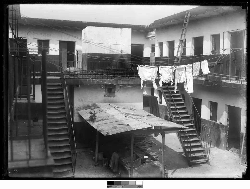 Foto histórica sin fecha: el patio interior del conventillo Medio Mundo, con dos escaleras de hierro simétricas y ropa tendida entre las galerías del piso alto.