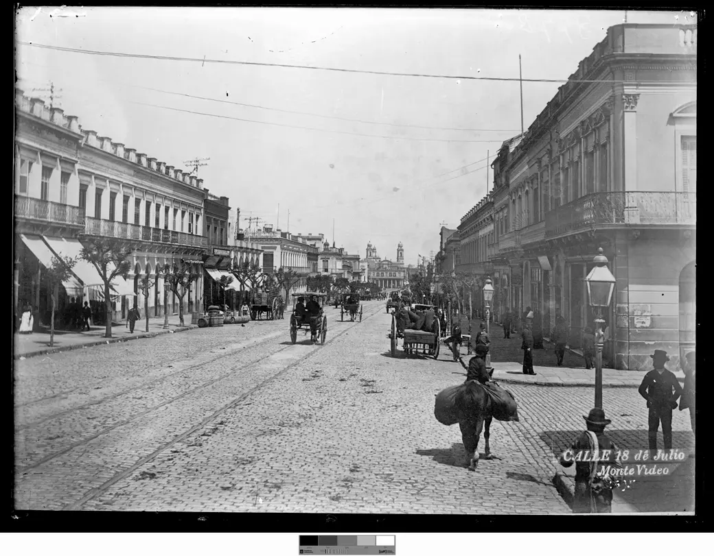 Foto histórica, 1895: Avenida 18 de Julio desde la esquina de la actual Julio Herrera y Obes.