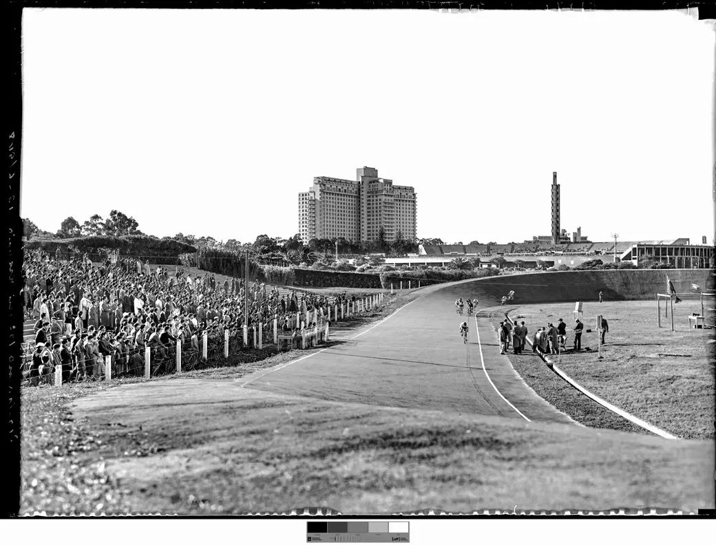 Foto histórica, 1948: el Velódromo Municipal del Parque Batlle, entre el Hospital de Clínicas, el Estadio Centenario y la Torre de los Homenajes.