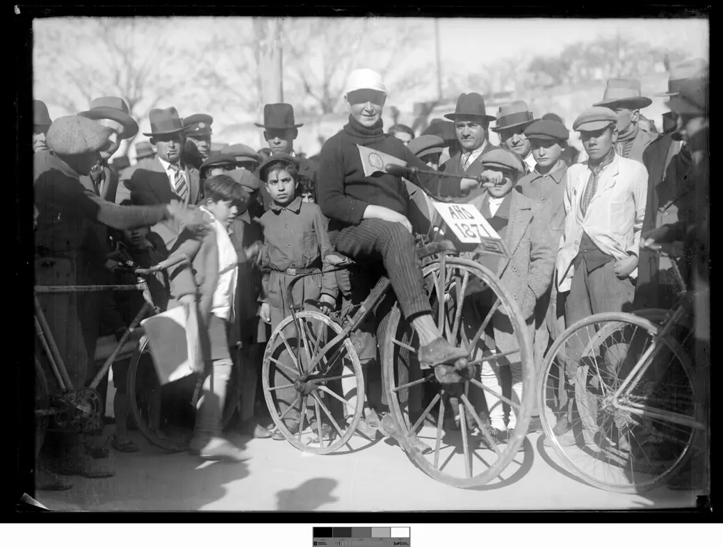 Foto histórica, 24 de agosto de 1930: una «bicicleta del año 1871» exhibida como reliquia en la Fiesta de la Locomoción.