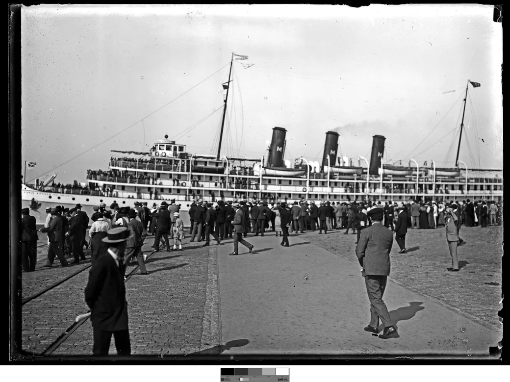 Foto histórica, 1916: un transatlántico de tres chimeneas en la Dársena I, con una multitud de domingo en el muelle del puerto ya terminado.