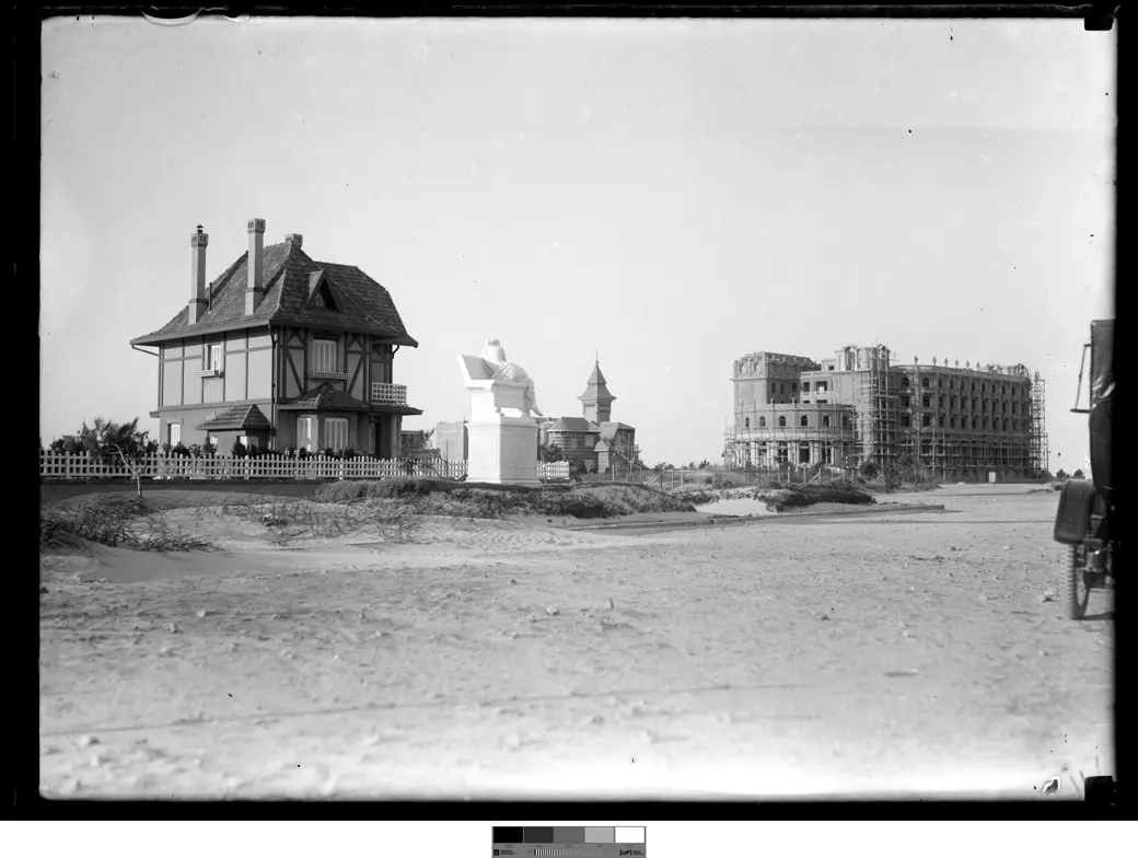 Foto histórica, 1917-1920: el Hotel Carrasco en construcción entre los médanos, con un chalet vecino terminado y arena abierta alrededor.