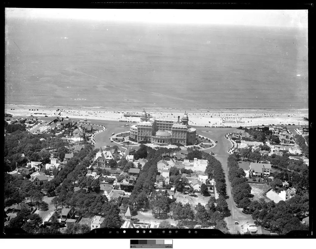 Foto histórica, 1936: vista aérea del balneario Carrasco, con el Hotel Casino Carrasco en el centro de una plaza elíptica y avenidas radiales arboladas, el barrio ya construido alrededor.