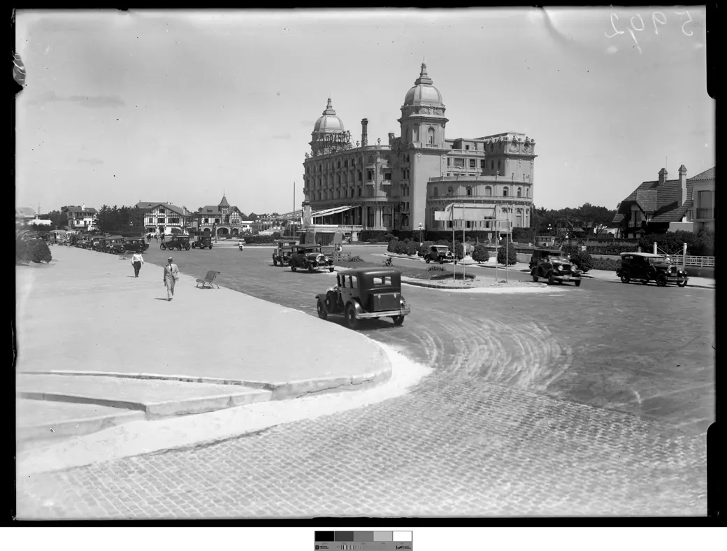 Foto histórica, 1933: la Rambla República de México pavimentada, con una docena de automóviles de época y farolas, edificios flanqueando el Hotel Carrasco.