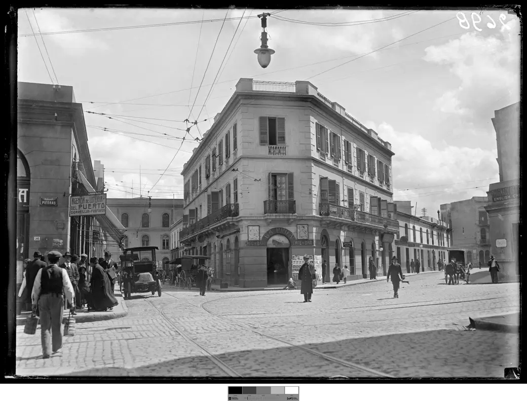 Foto histórica, 1915: el cruce de las calles Piedras, Yacaré y Pérez Castellano, con el café y bar La Proa al centro y el Mercado del Puerto a la izquierda.