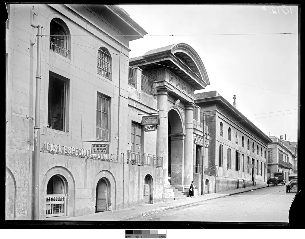 Foto histórica, hacia 1930: el Mercado Central de Montevideo en la calle Ciudadela, con su fachada de mampostería y arcos.