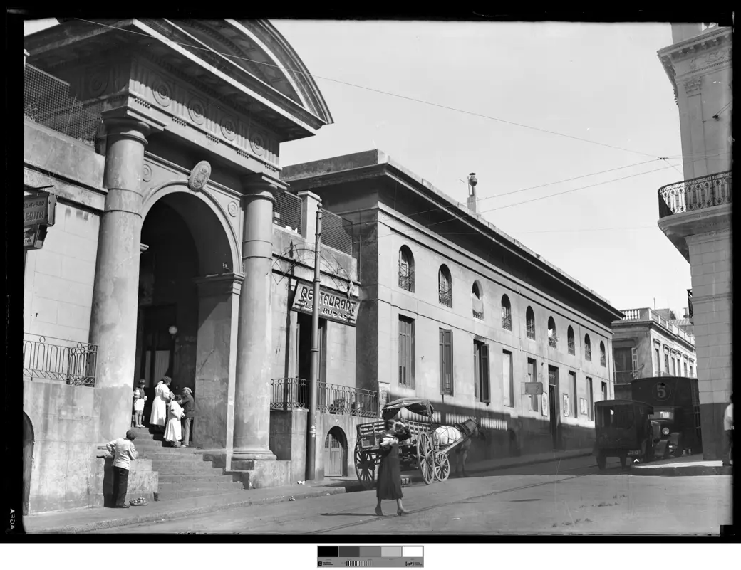 Foto histórica, hacia 1940: el Mercado Central de Montevideo en las calles Ciudadela y Reconquista, con vida cotidiana frente a su entrada.