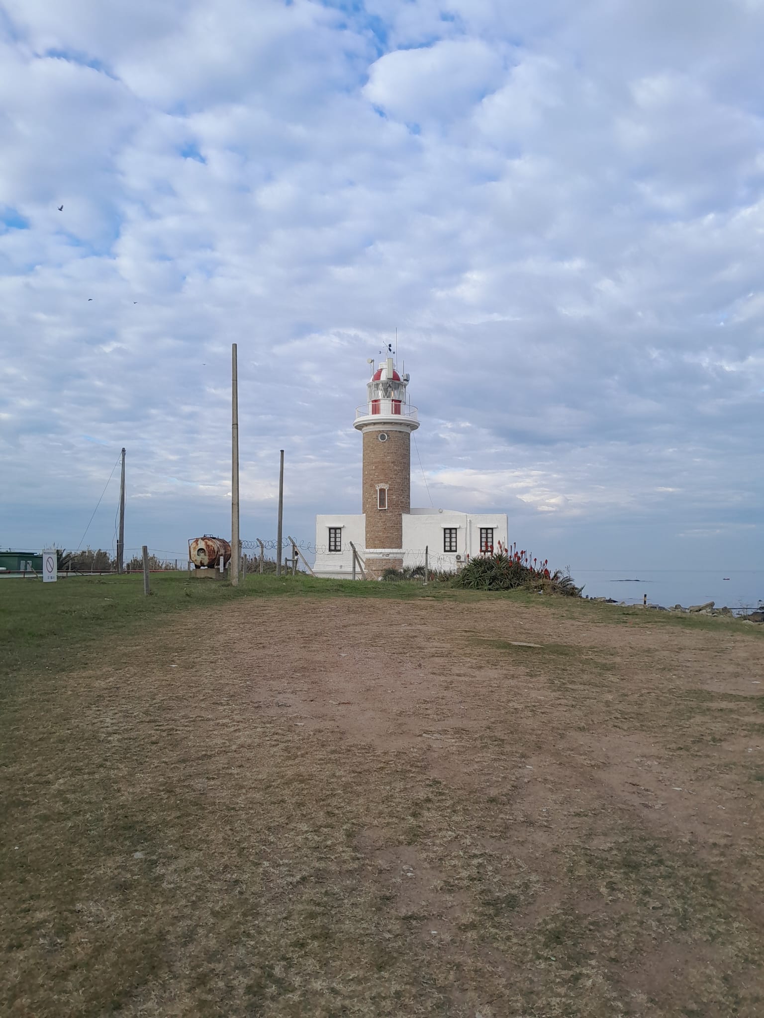 La torre del faro de Punta Carretas, vista desde el desvío de la Punta Brava.
