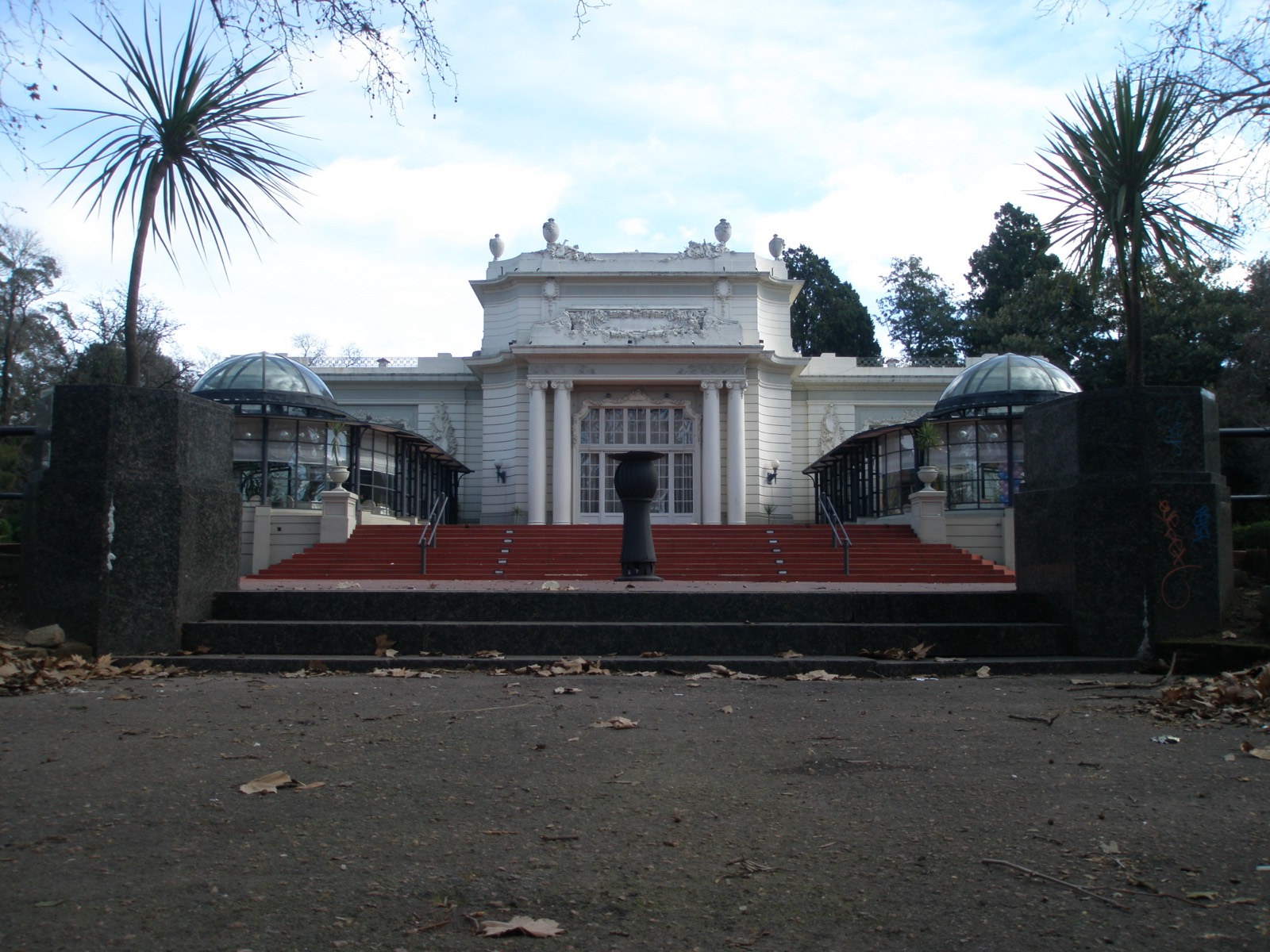 Fachada del Hotel del Prado en el Parque del Prado, Montevideo.