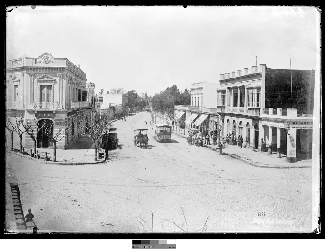 Foto histórica, 1908: el cruce de Agraciada y Lucas Obes, con un tranvía, un carruaje, un automóvil estacionado y peatones compartiendo la misma calzada.
