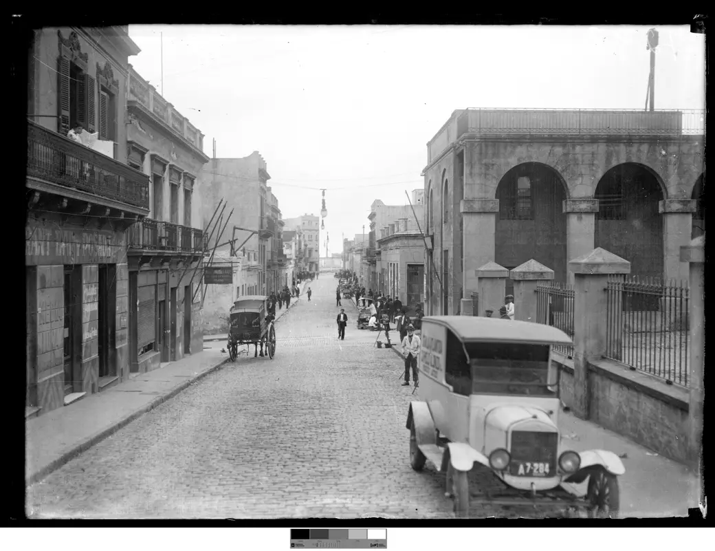 Foto histórica, hacia 1920: la calle Yerbal, con un camión de reparto, un carruaje y peatones caminando por el medio de la calzada.