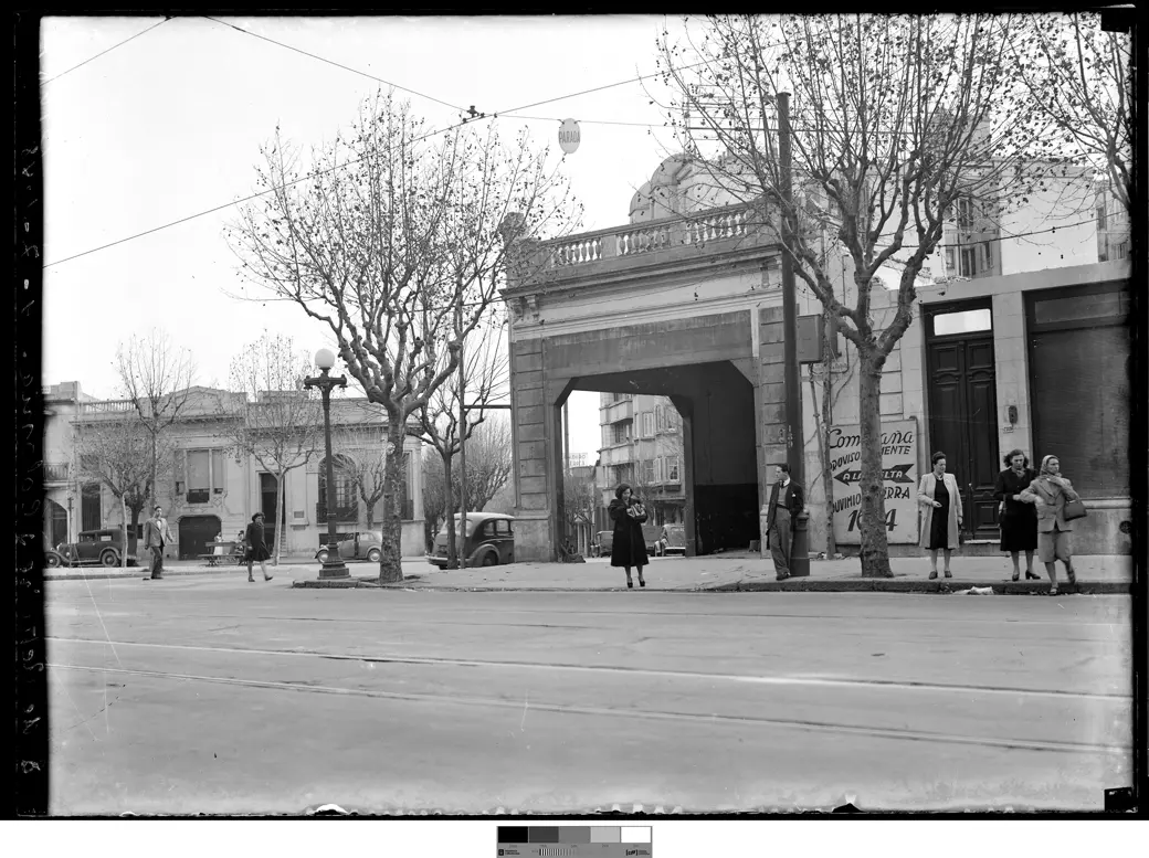 Foto histórica sin fecha, década de 1930-40 aproximada: la parada de ómnibus de Tres Cruces, con autos estacionados junto al cordón y peatones confinados a la vereda.