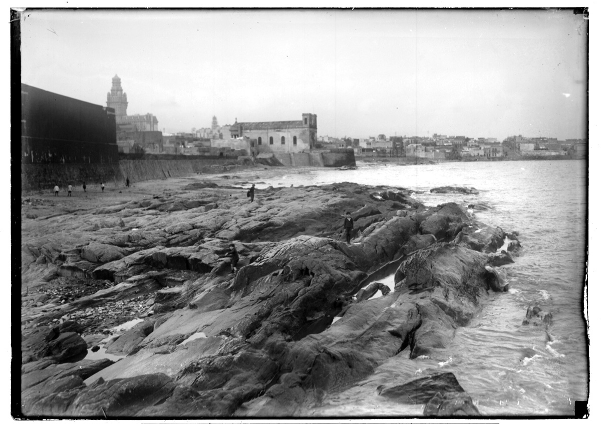 Foto histórica, 1928–1935: la Costa Sur a la altura de la Rambla Francia y la calle Alzáibar, durante las obras de la Rambla Sur, todavía roca y costa abierta.