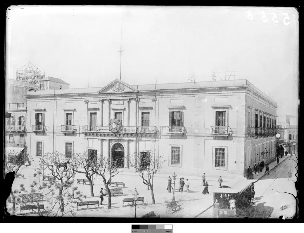 Foto histórica, 1895: el Cabildo y la Plaza Constitución desde la esquina de Juan Carlos Gómez y Sarandí, con caballos y equipamiento de tranvía.