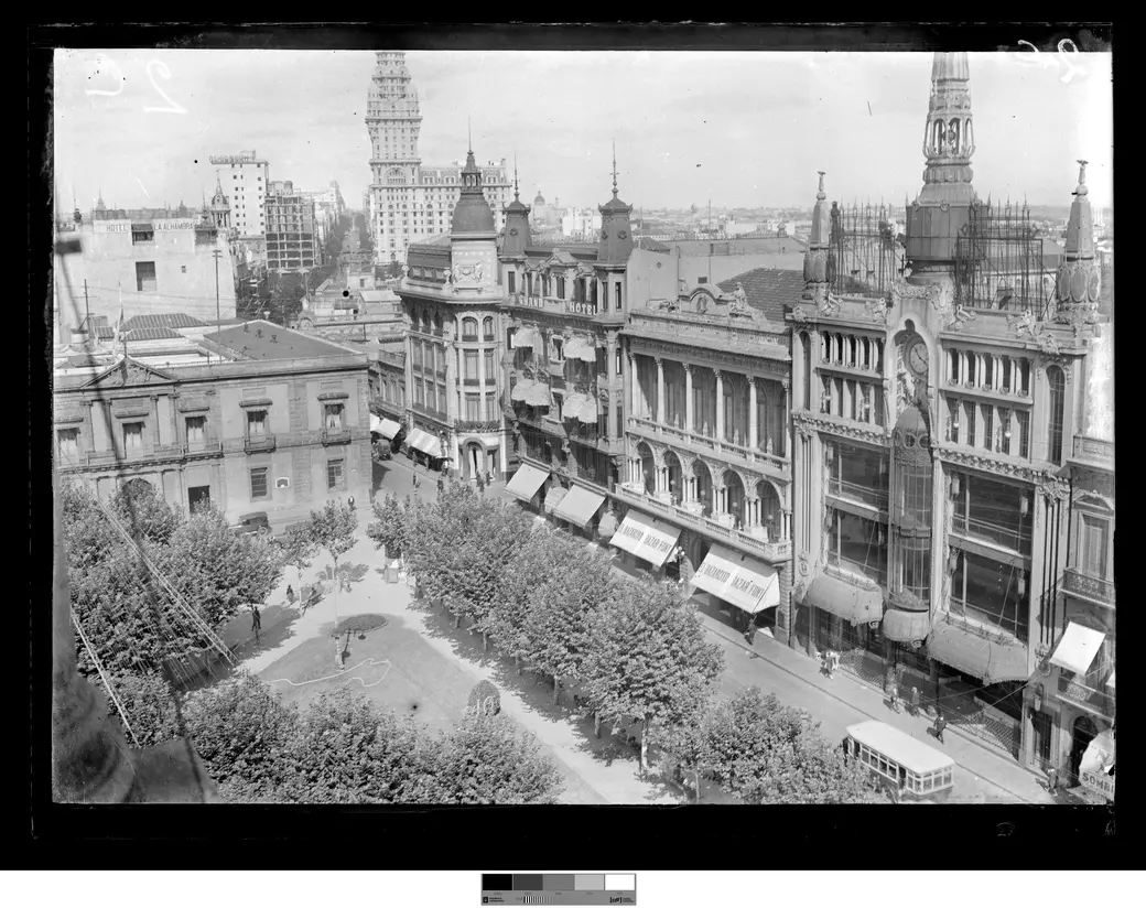 Foto histórica, hacia 1928: la misma esquina de Juan Carlos Gómez y Sarandí, con el Grand Hotel Lanata, el Club Uruguay y la tienda Corralejo.