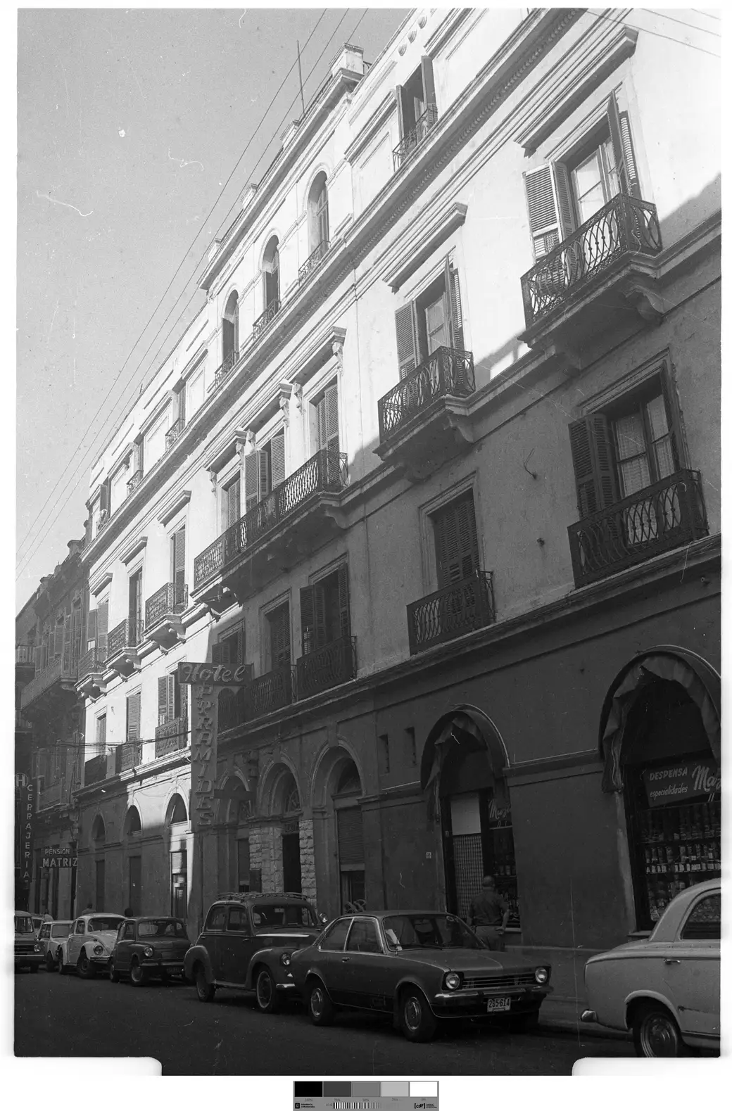 Foto histórica, hacia 1979: Sarandí esquina Ituzaingó, autos estacionados paragolpe contra paragolpe frente al hotel Pyramides.