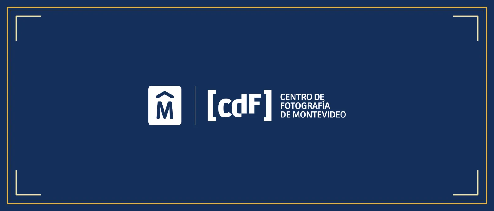 Marcas del Centro de Fotografía de Montevideo y de la Intendencia de Montevideo, en blanco sobre fondo azul oscuro con filetes dorados.